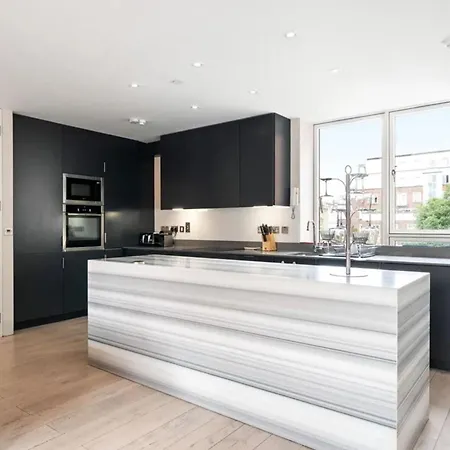 Charming Apartment Near Grand Canal Dock, Dublin 2 *