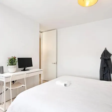 Charming Apartment Near Grand Canal Dock, Dublin 2